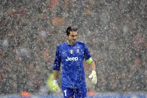 费德勒遭遇十五连败，利物浦教练面临压力！传奇与战术的双重危机