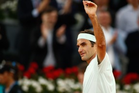 费德勒回归赛场，爆冷首场状态亮眼，老鹰观众沸腾！(费德勒温网直播间)-爱游戏在线